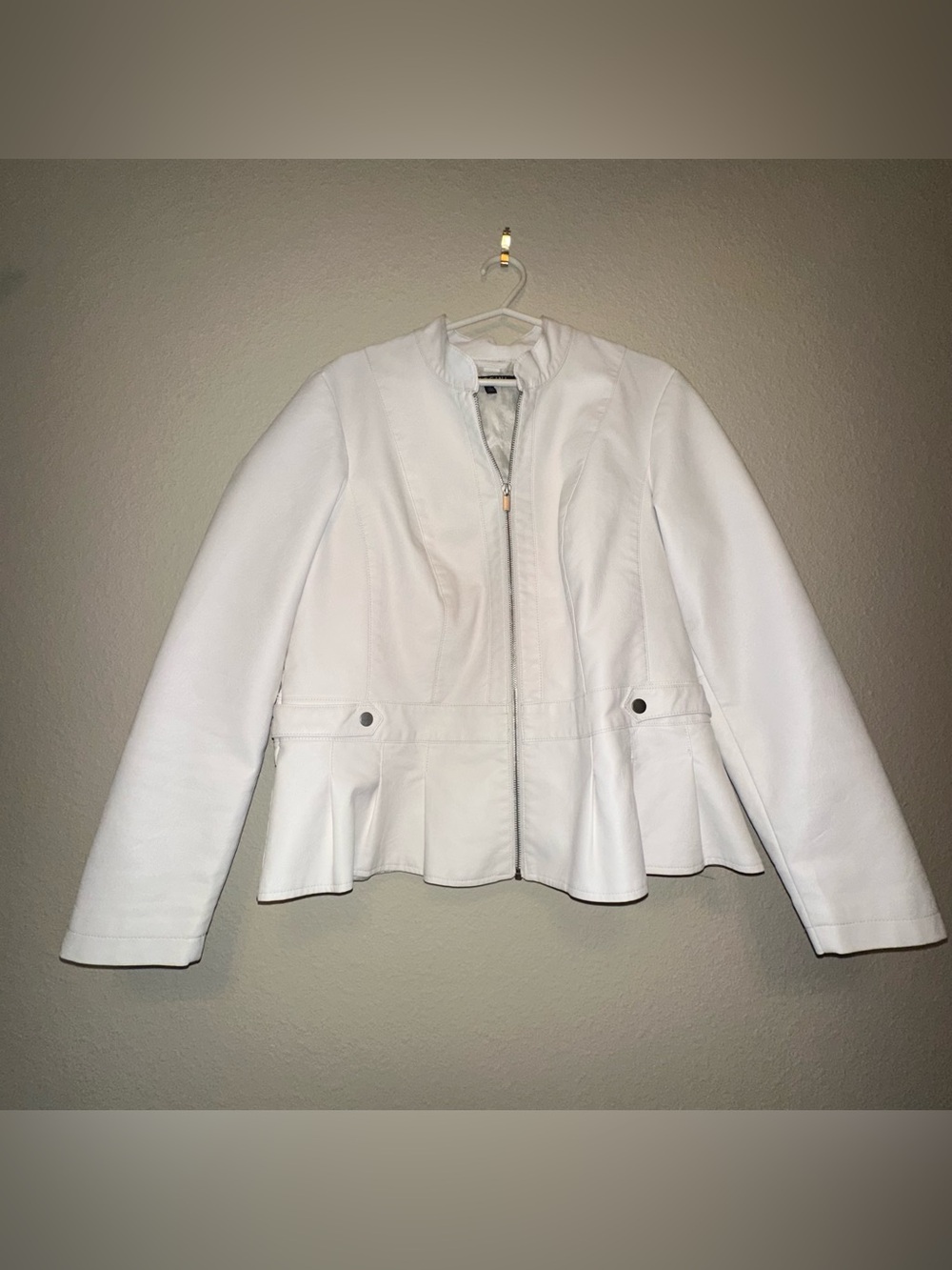 Baccini White Faux Leather Zip Casual Cute Peplum Jacket Size 1X Like New EUC